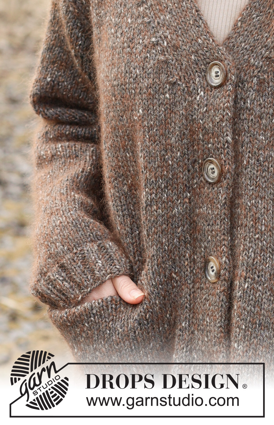 Autumn Woods Cardigan / DROPS 237-24 - Alhaalta ylös neulottu pitkä jakku DROPS Soft Tweed- ja DROPS Kid-Silk -langoista. Työssä on sileää neuletta, kaksinkertaiset etureunat, V-aukko ja taskut. Koot XS - XXL.