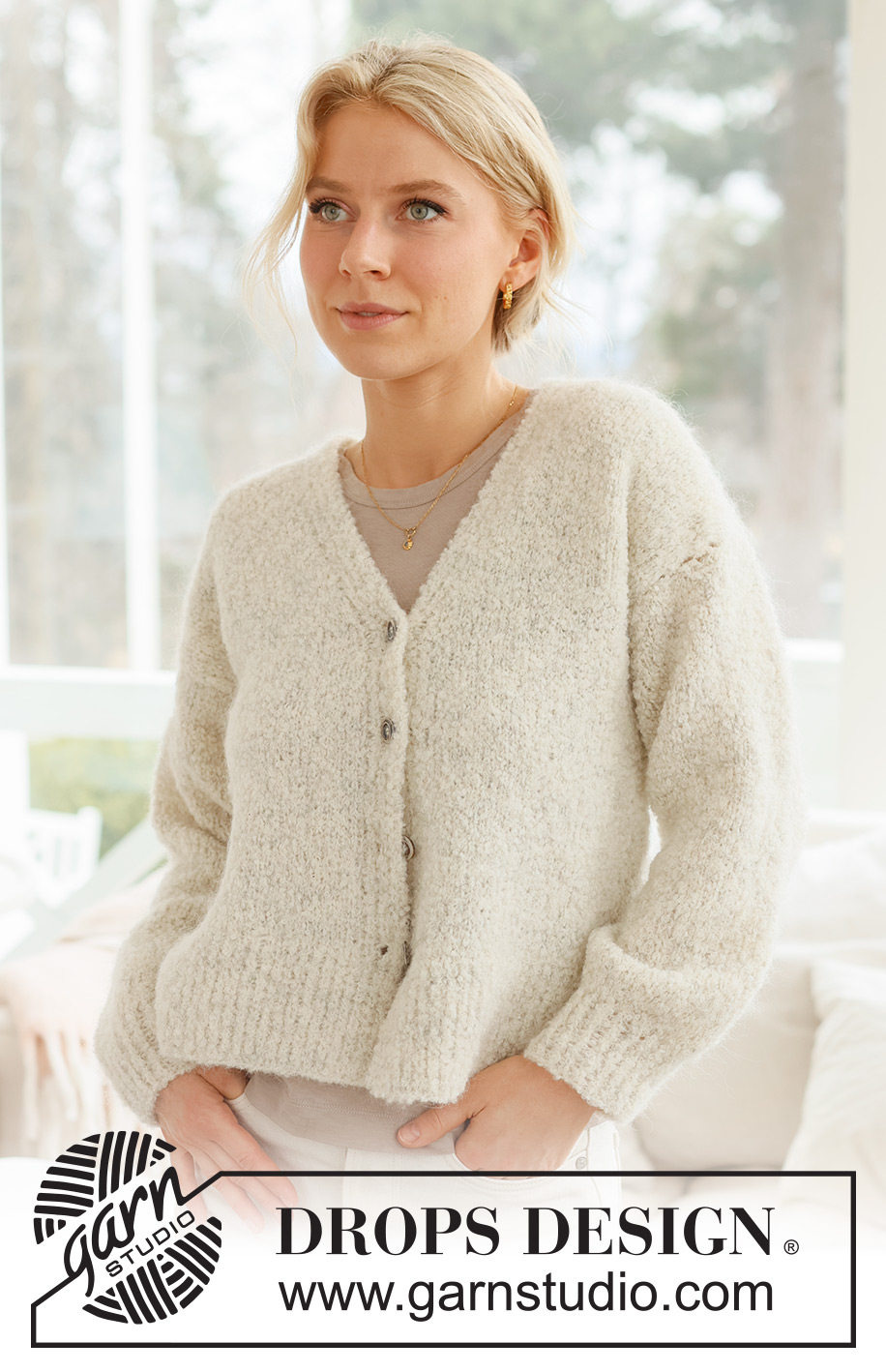 Snuggly Hug / DROPS 237-28 - Knitted jacket in DROPS Alpaca Bouclé and DROPS Kid-Silk. Piece is knitted bottom up in stocking stitch with vents in the sides, V-neck and edges in rib. Size XS – XXL.