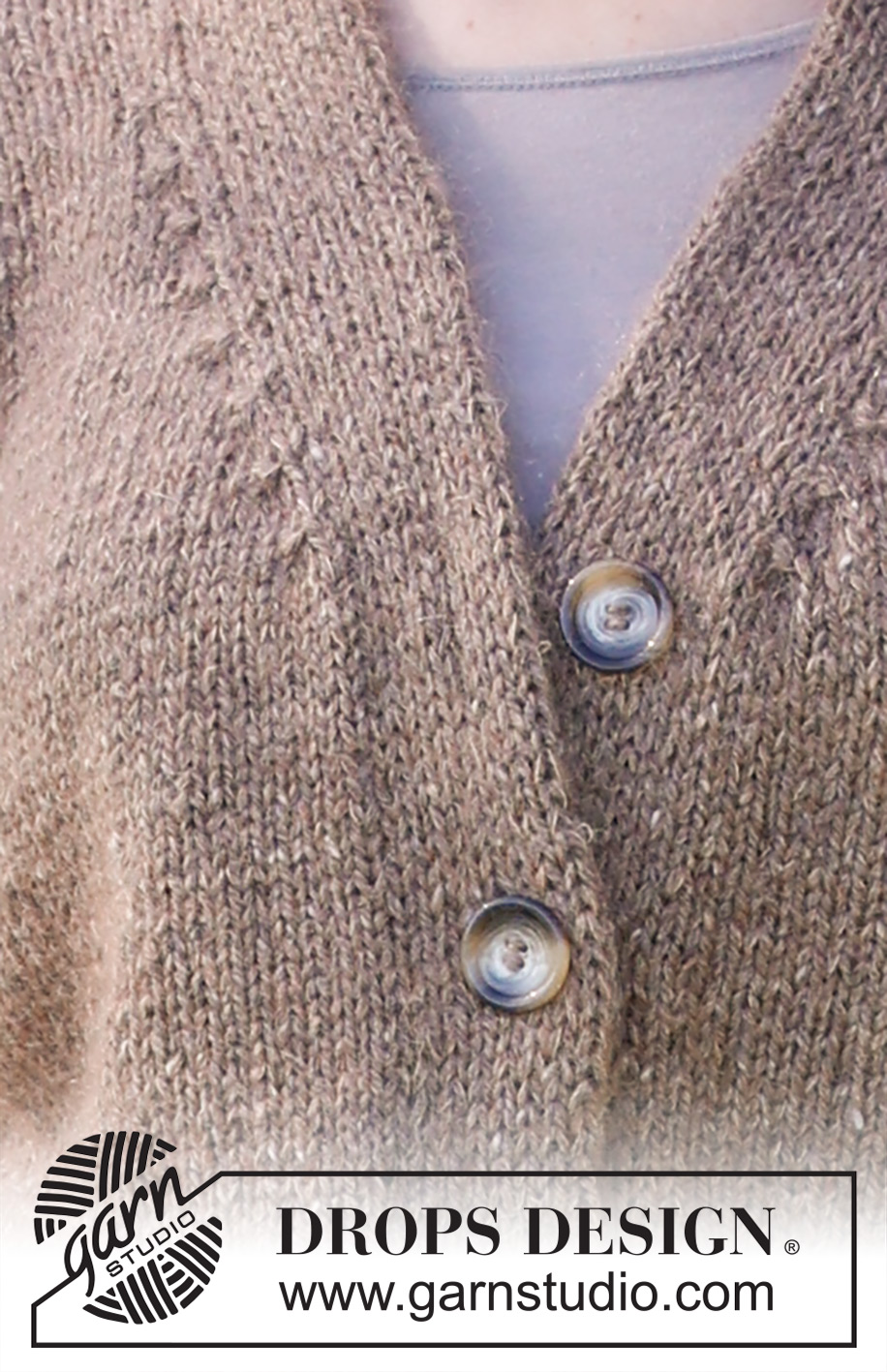 Tweed Casual / DROPS 237-38 - Alhaalta ylös neulottu jakku DROPS Soft Tweed- ja DROPS Kid-Silk -langoista. Työssä on V-aukko ja kaksinkertaiset etureunat. Koot XS - XXL.