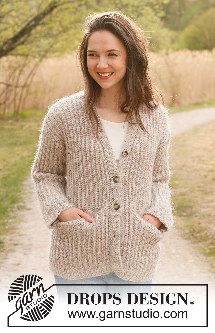 Autumn Medley Cardigan / DROPS 237-43 - Alhaalta ylös neulottu jakku DROPS Soft Tweed- ja DROPS Kid-Silk -langoista. Työssä on täyspatenttineuletta, taskut, V-aukko ja kaksinkertaiset etureunat. Koot S - XXXL.