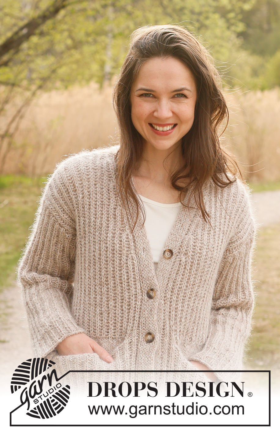 Autumn Medley Cardigan / DROPS 237-43 - Alhaalta ylös neulottu jakku DROPS Soft Tweed- ja DROPS Kid-Silk -langoista. Työssä on täyspatenttineuletta, taskut, V-aukko ja kaksinkertaiset etureunat. Koot S - XXXL.