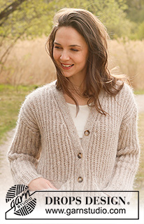 Autumn Medley Cardigan / DROPS 237-43 - Alhaalta ylös neulottu jakku DROPS Soft Tweed- ja DROPS Kid-Silk -langoista. Työssä on täyspatenttineuletta, taskut, V-aukko ja kaksinkertaiset etureunat. Koot S - XXXL.