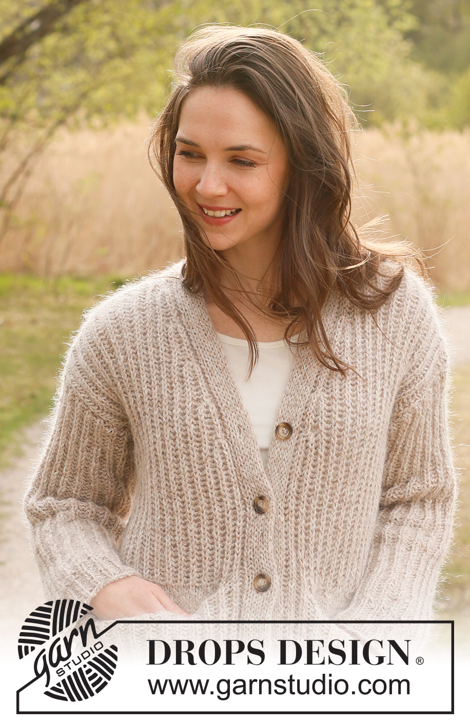 Autumn Medley Cardigan / DROPS 237-43 - Alhaalta ylös neulottu jakku DROPS Soft Tweed- ja DROPS Kid-Silk -langoista. Työssä on täyspatenttineuletta, taskut, V-aukko ja kaksinkertaiset etureunat. Koot S - XXXL.