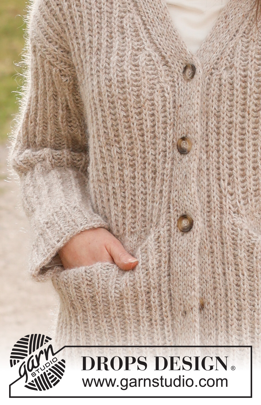 Autumn Medley Cardigan / DROPS 237-43 - Alhaalta ylös neulottu jakku DROPS Soft Tweed- ja DROPS Kid-Silk -langoista. Työssä on täyspatenttineuletta, taskut, V-aukko ja kaksinkertaiset etureunat. Koot S - XXXL.