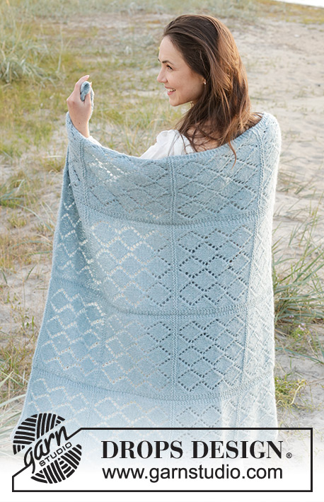 Seaside Shimmer / DROPS 238-1 - Gebreide deken in DROPS Sky en DROPS Brushed Alpaca Silk. Het werk wordt heen en weer gebreid in stroken, met ribbelsteek en kantpatroon.