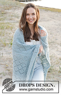 Seaside Shimmer / DROPS 238-1 - Gebreide deken in DROPS Sky en DROPS Brushed Alpaca Silk. Het werk wordt heen en weer gebreid in stroken, met ribbelsteek en kantpatroon.