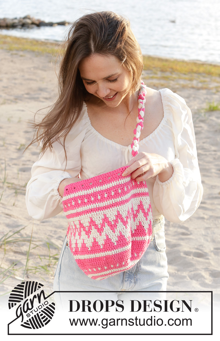 Pink Peaks Bag / DROPS 238-11 - Saco crochetado de baixo para cima com jacquard, em DROPS Paris.