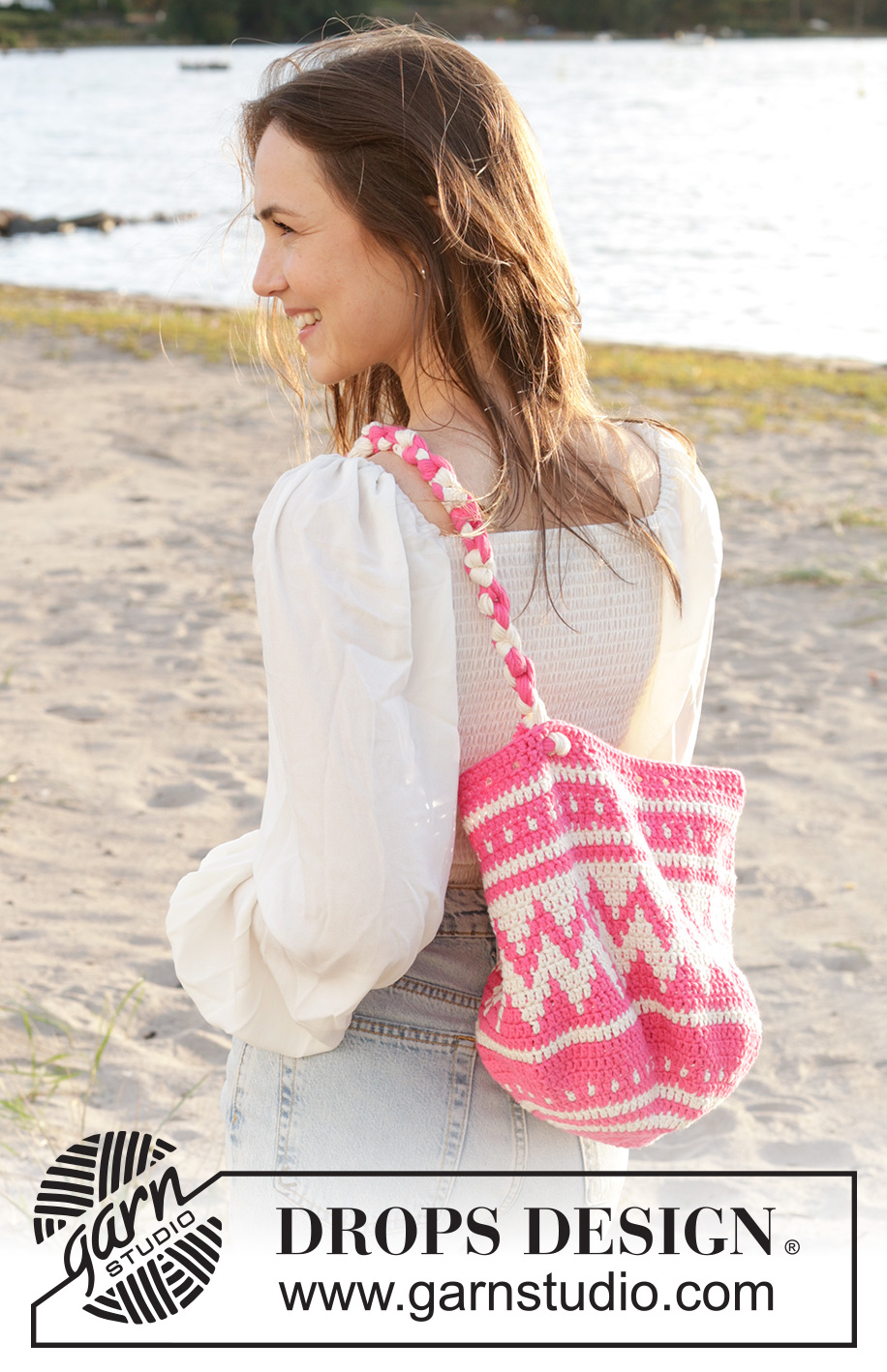 Pink Peaks Bag / DROPS 238-11 - Saco crochetado de baixo para cima com jacquard, em DROPS Paris.