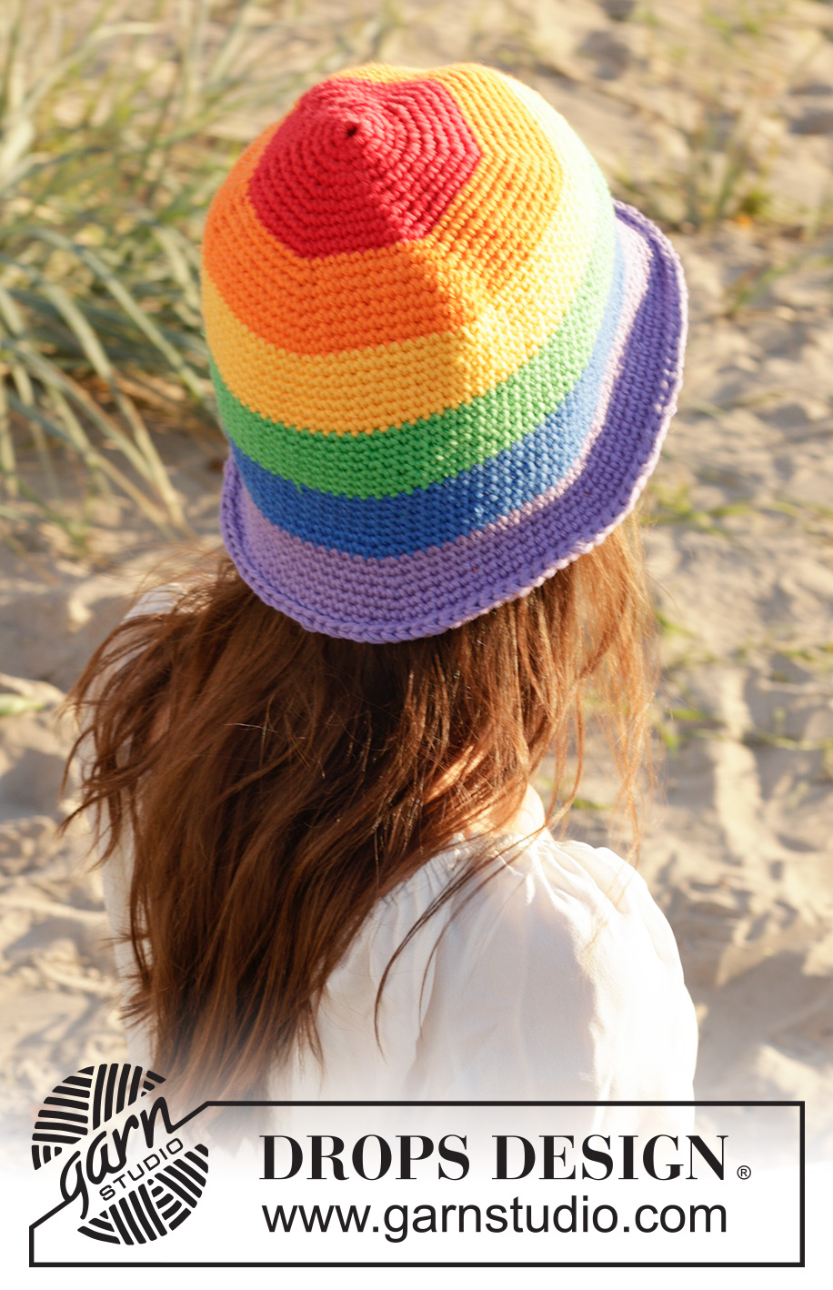 True Colours Hat / DROPS 238-19 - Pruhovaný duhový klobouk háčkovaný shora dolů z příze DROPS Paris. Velikost S – XL