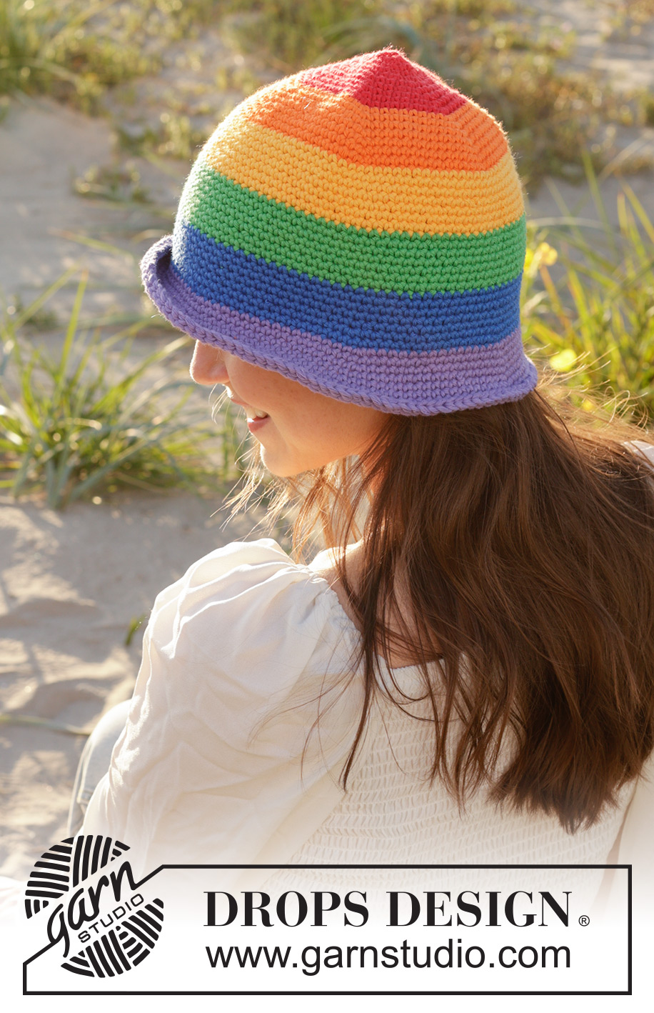 True Colours Hat / DROPS 238-19 - Pruhovaný duhový klobouk háčkovaný shora dolů z příze DROPS Paris. Velikost S – XL