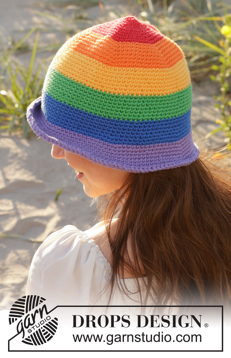 True Colours Hat / DROPS 238-19 - Pruhovaný duhový klobouk háčkovaný shora dolů z příze DROPS Paris. Velikost S – XL