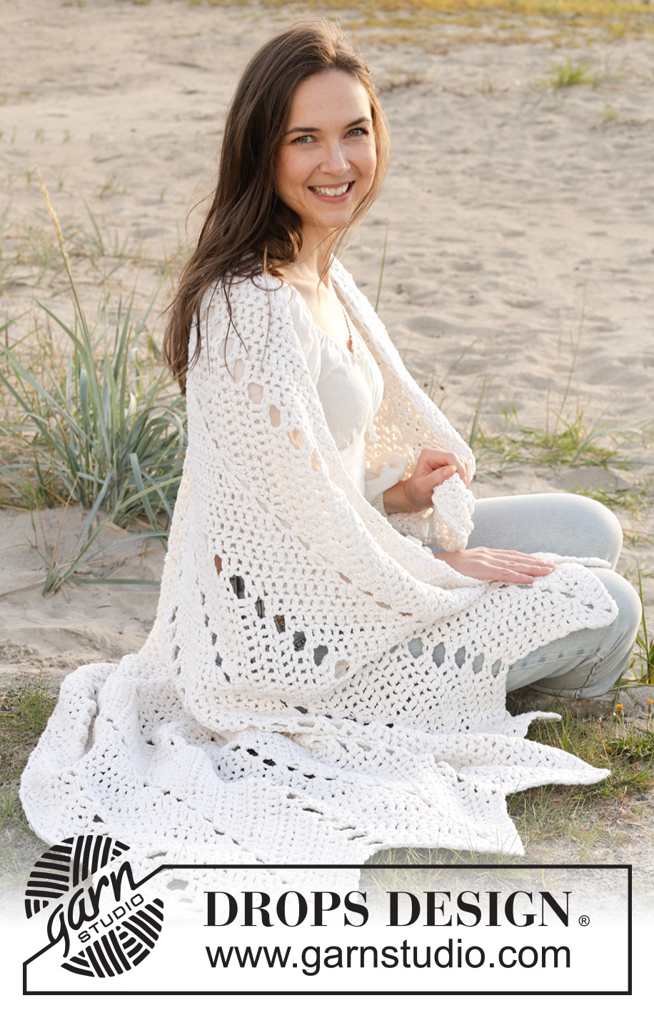 Unfolding Wings / DROPS 238-2 - Crocheted blanket in 2 strands DROPS Paris. The piece is worked with zig-zag pattern.