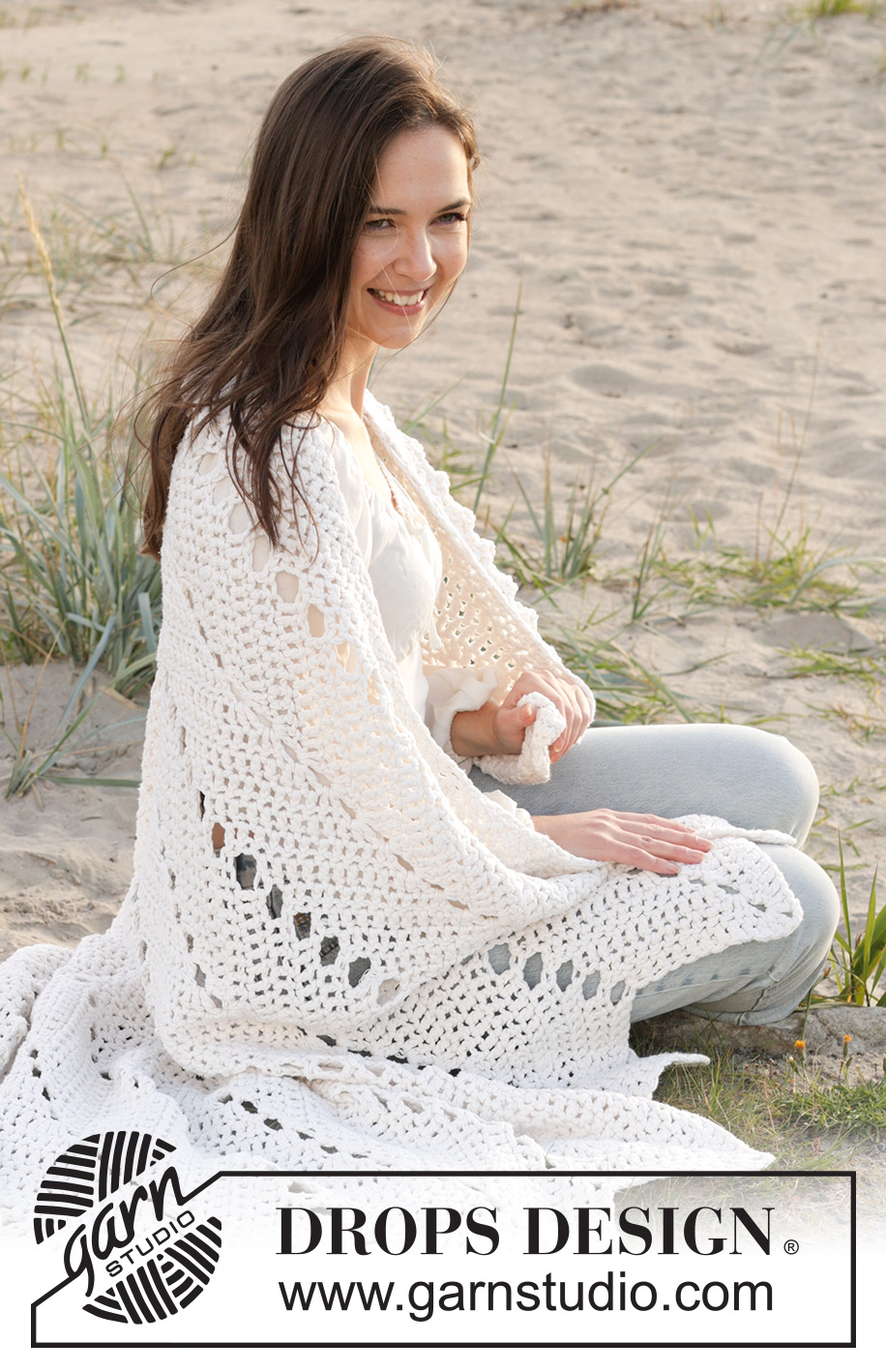 Unfolding Wings / DROPS 238-2 - Crocheted blanket in 2 strands DROPS Paris. The piece is worked with zig-zag pattern.