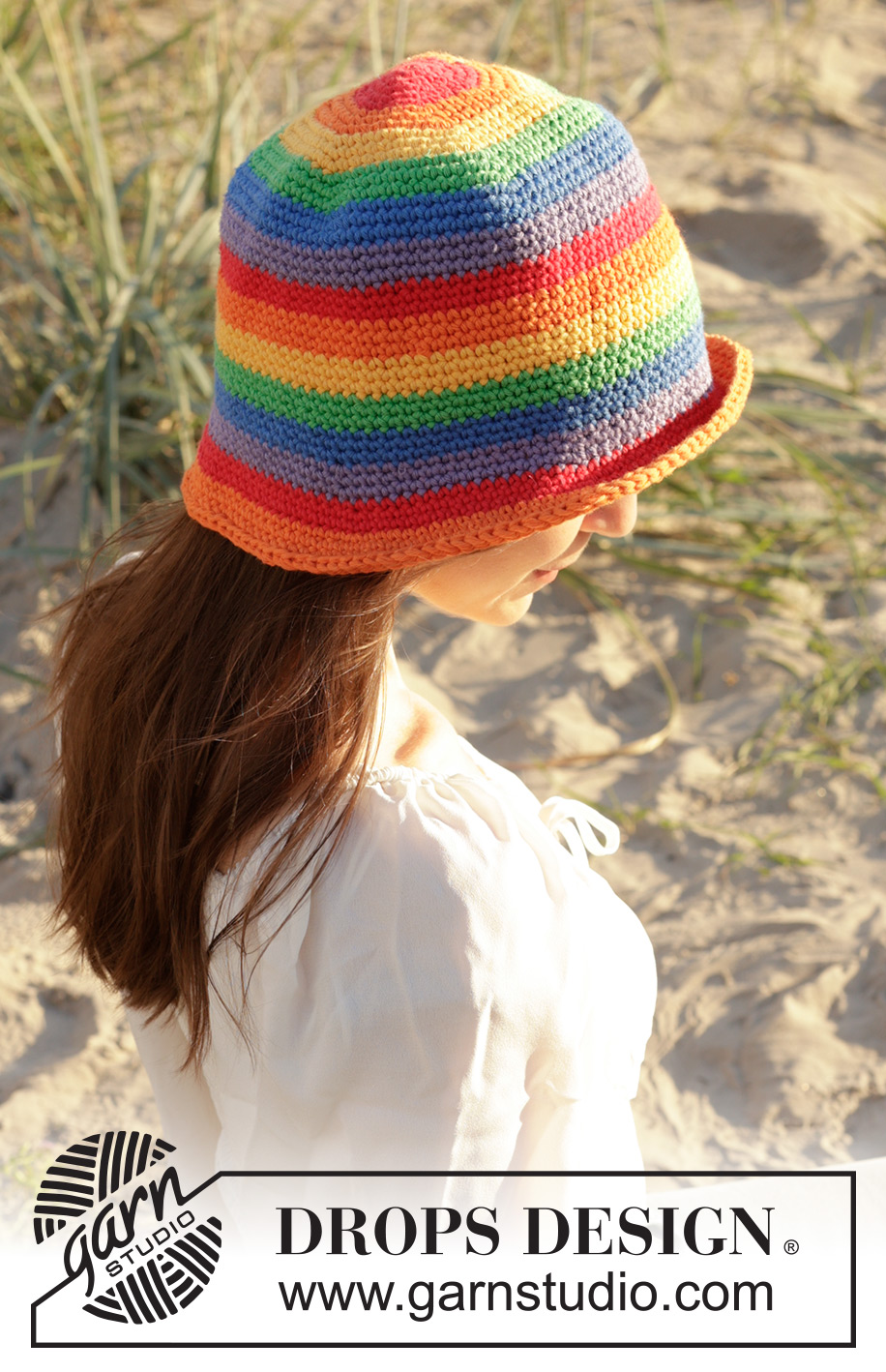 Double Rainbow Hat / DROPS 238-20 - Gehaakte hoed in DROPS Paris. Het werk wordt in de rondte gehaakt, van boven naar beneden, met regenboogstrepen. Maten S - XL.