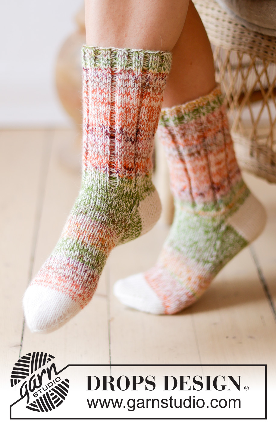 Watermelon Wanderers / DROPS 238-23 - Stickade sockor i 2 trådar DROPS Fabel. Arbetet stickas uppifrån och ner i resår och slätstickning. Storlek 35 - 43.