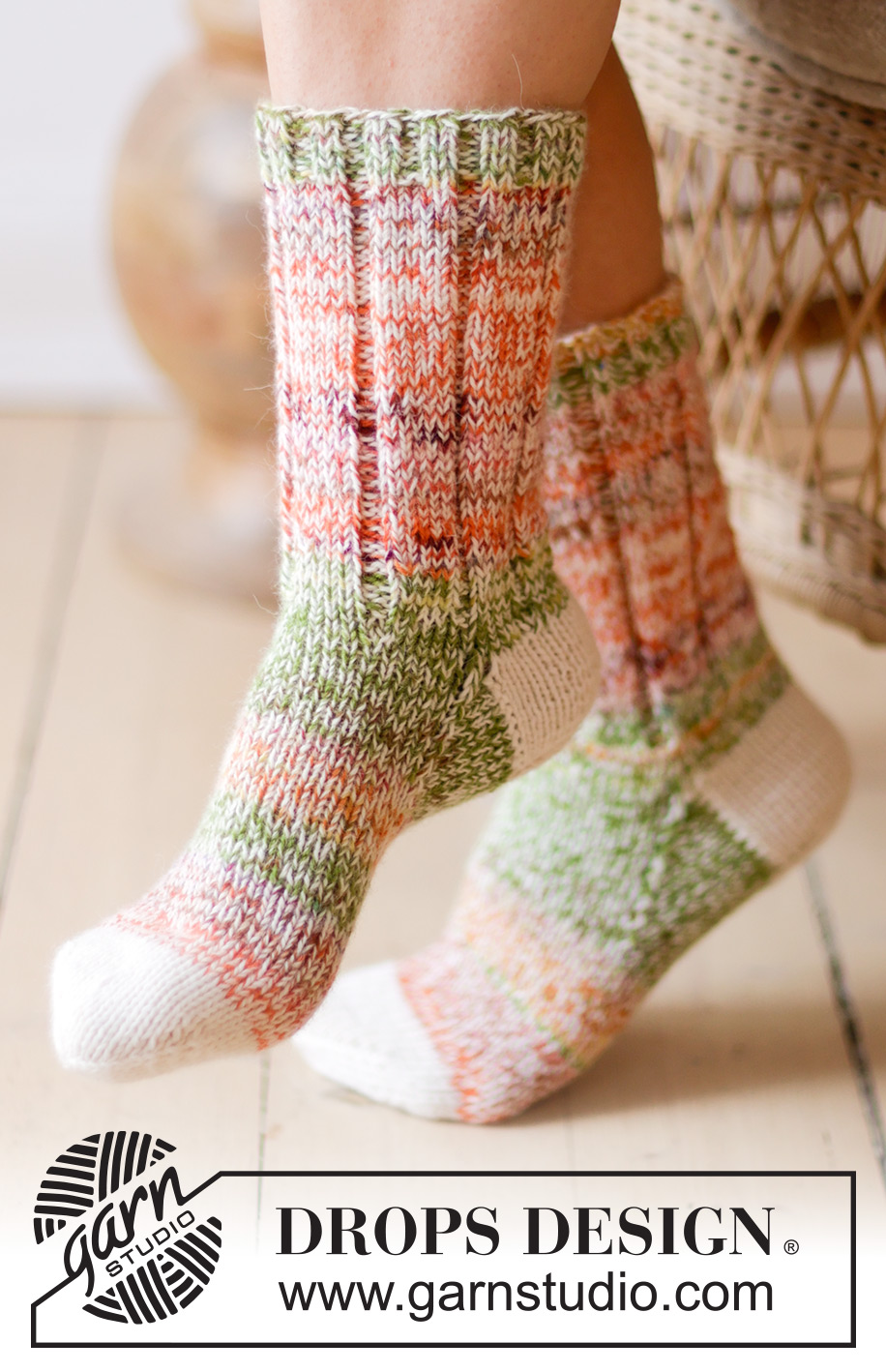 Watermelon Wanderers / DROPS 238-23 - Stickade sockor i 2 trådar DROPS Fabel. Arbetet stickas uppifrån och ner i resår och slätstickning. Storlek 35 - 43.