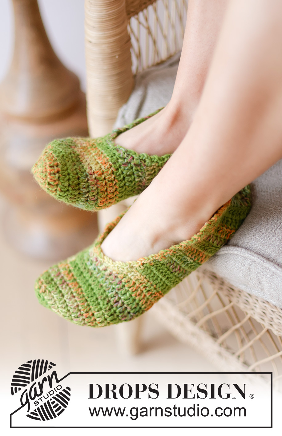 Grasshoppers / DROPS 238-24 - Chaussons crochetés avec 2 fils DROPS Fabel. Size 35 to 43
