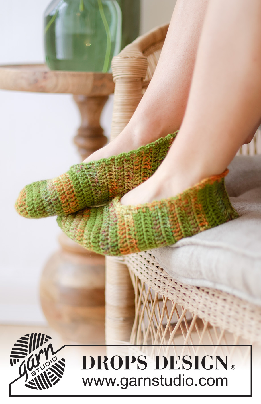 Grasshoppers / DROPS 238-24 - Chaussons crochetés avec 2 fils DROPS Fabel. Size 35 to 43