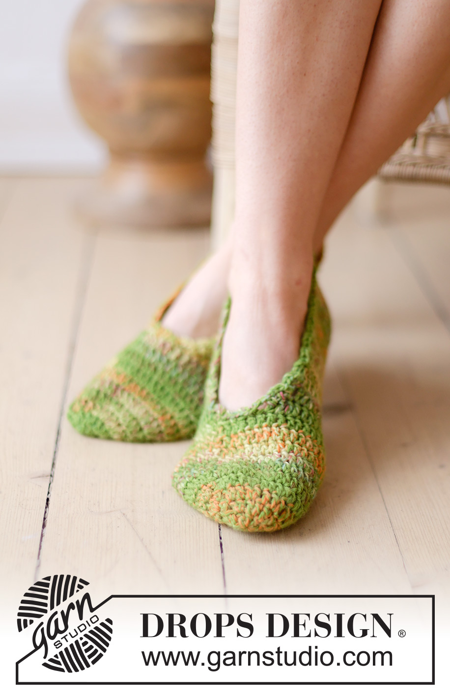 Grasshoppers / DROPS 238-24 - Chaussons crochetés avec 2 fils DROPS Fabel. Size 35 to 43