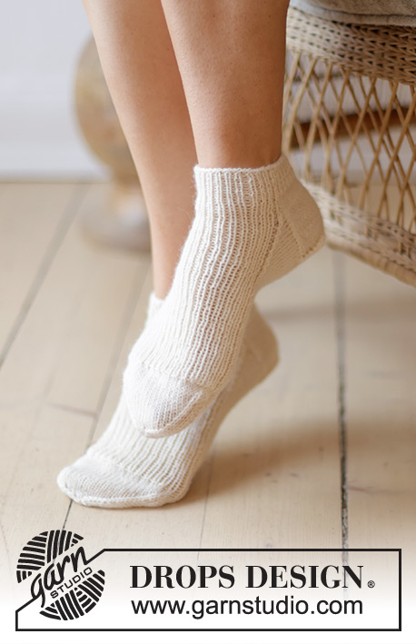 Tennis Anyone / DROPS 238-25 - Socquettes / Chaussettes tricotées de haut en bas en côtes, en DROPS Nord. Du 35 au 43