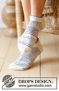 Wave Dancer / DROPS 238-28 - Stickade sockor / ankelsockor i DROPS Fabel. Arbetet stickas uppifrån och ner i slätstickning och ränder. Storlek 35 - 43.