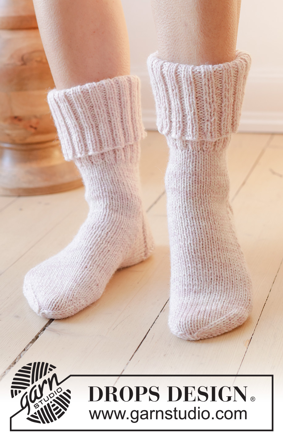 Splash into Spring / DROPS 238-35 - Chaussettes tricotées de haut en bas avec côtes et jersey, avec 2 fils DROPS Nord. Du 35 au 43.