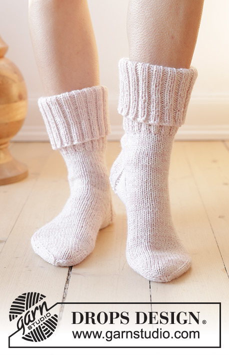 Splash into Spring / DROPS 238-35 - Chaussettes tricotées de haut en bas avec côtes et jersey, avec 2 fils DROPS Nord. Du 35 au 43.
