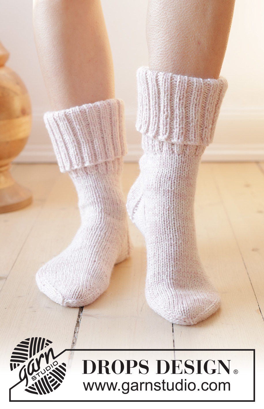 Splash into Spring / DROPS 238-35 - Chaussettes tricotées de haut en bas avec côtes et jersey, avec 2 fils DROPS Nord. Du 35 au 43.