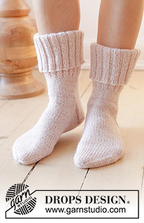 Splash into Spring / DROPS 238-35 - Chaussettes tricotées de haut en bas avec côtes et jersey, avec 2 fils DROPS Nord. Du 35 au 43.