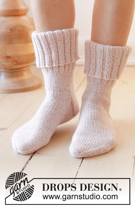 Splash into Spring / DROPS 238-35 - Chaussettes tricotées de haut en bas avec côtes et jersey, avec 2 fils DROPS Nord. Du 35 au 43.
