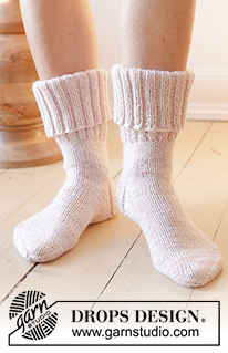Splash into Spring / DROPS 238-35 - Chaussettes tricotées de haut en bas avec côtes et jersey, avec 2 fils DROPS Nord. Du 35 au 43.