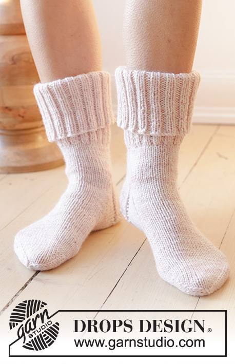 Splash into Spring / DROPS 238-35 - Chaussettes tricotées de haut en bas avec côtes et jersey, avec 2 fils DROPS Nord. Du 35 au 43.
