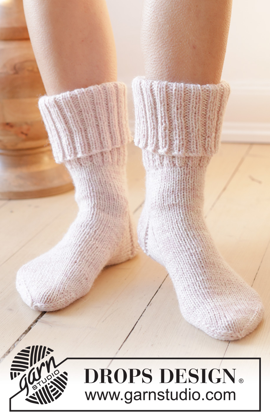 Splash into Spring / DROPS 238-35 - Chaussettes tricotées de haut en bas avec côtes et jersey, avec 2 fils DROPS Nord. Du 35 au 43.