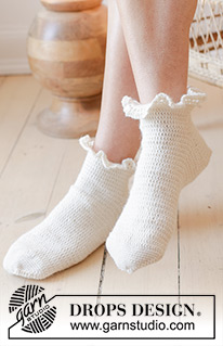 Dancing Doves / DROPS 238-37 - Virkade sockor / ankelsockor i DROPS Fabel. Arbetet virkas uppifrån och ner med volangkant. Storlek 35 - 43.
