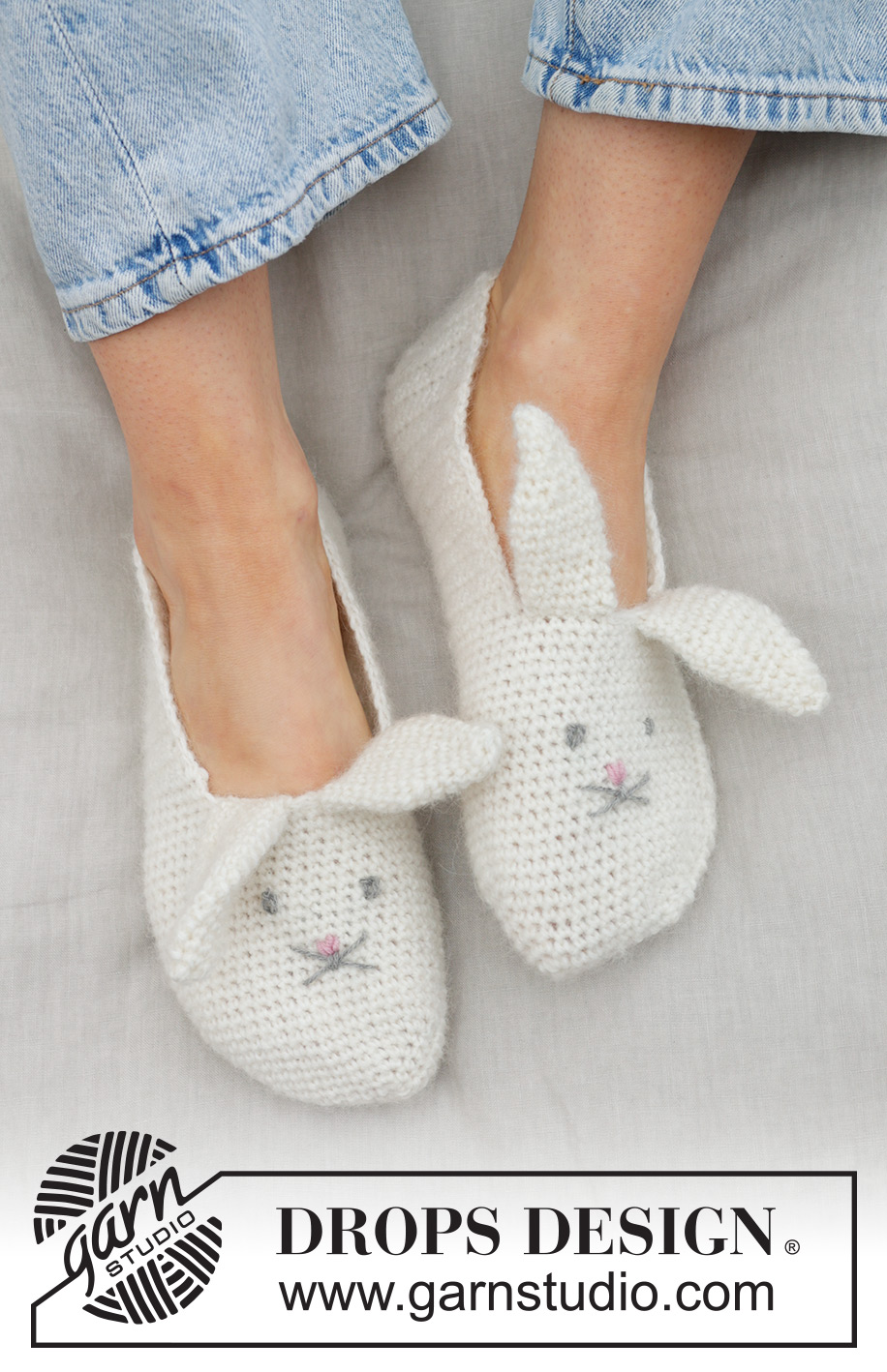 Bunny Ears Slippers / DROPS 238-39 - Pantufas coelho de Páscoa crochetadas para criança e senhora, com 2 fios DROPS Fabel e 1 fio DROPS Kid-Silk. Crochetam-se a partir do calcanhar até à ponta, com orelhas crochetadas e bordados para o nariz e os olhos. Do 24 ao 43. Tema: Páscoa.