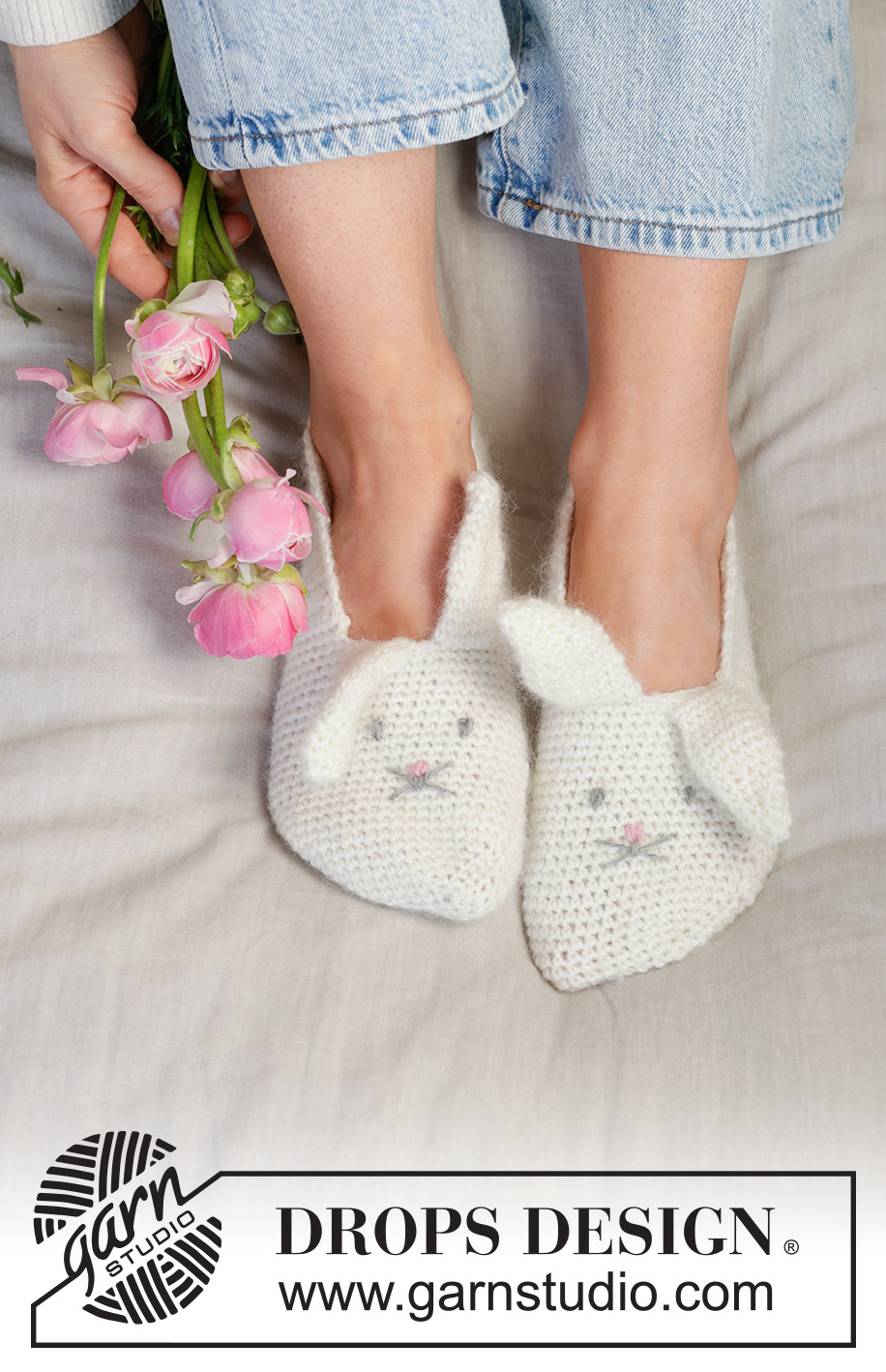 Bunny Ears Slippers / DROPS 238-39 - Pantufas coelho de Páscoa crochetadas para criança e senhora, com 2 fios DROPS Fabel e 1 fio DROPS Kid-Silk. Crochetam-se a partir do calcanhar até à ponta, com orelhas crochetadas e bordados para o nariz e os olhos. Do 24 ao 43. Tema: Páscoa.