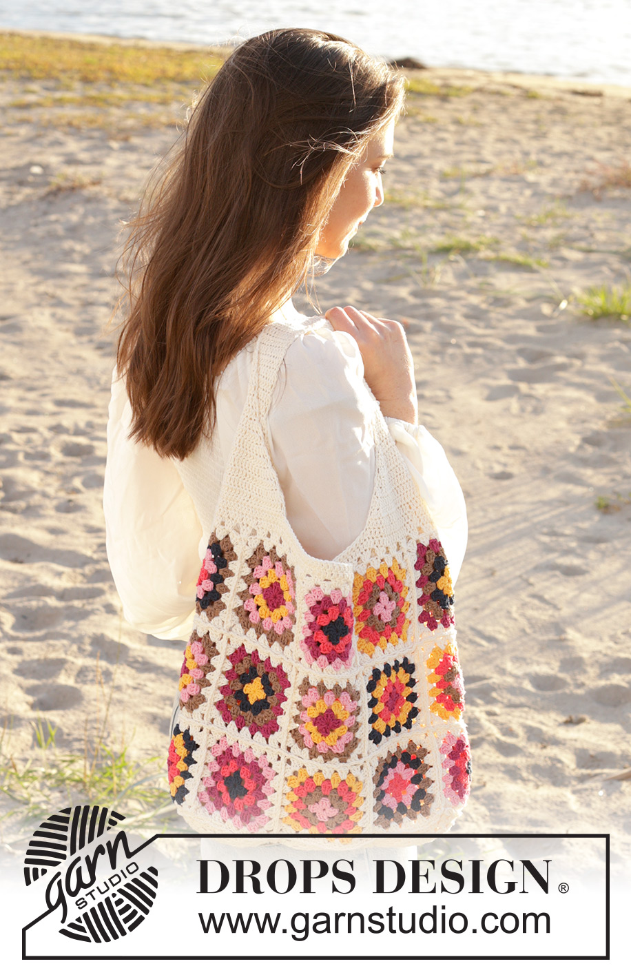 Tuscan Tiles Tote / DROPS 238-4 - Gehaakte tas in DROPS Safran. Het werk wordt gehaakt met oma vierkanten.