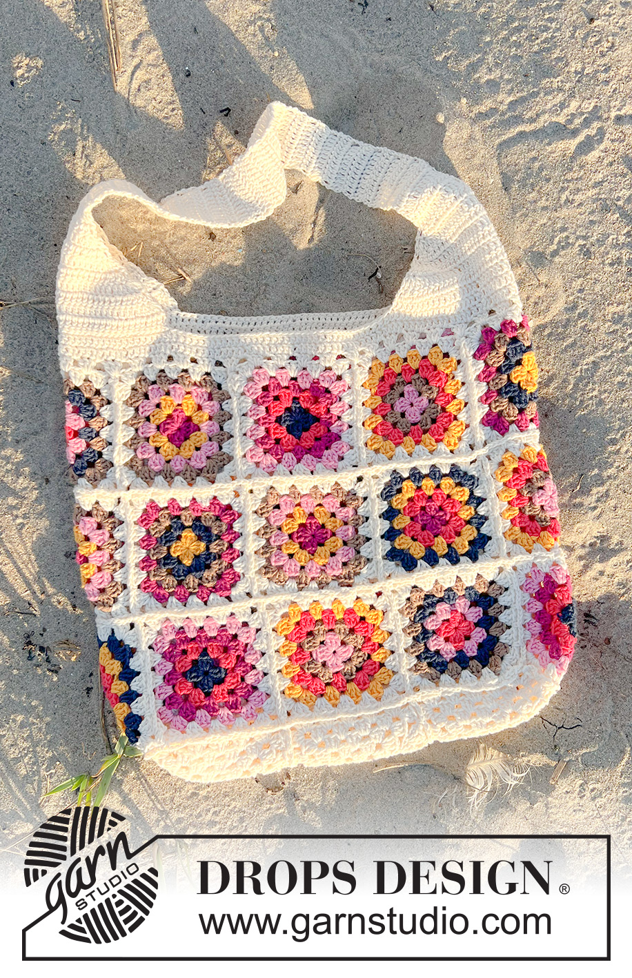 Tuscan Tiles Tote / DROPS 238-4 - Gehaakte tas in DROPS Safran. Het werk wordt gehaakt met oma vierkanten.