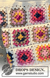 Tuscan Tiles Tote / DROPS 238-4 - Gehaakte tas in DROPS Safran. Het werk wordt gehaakt met oma vierkanten.