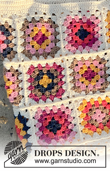 Tuscan Tiles Tote / DROPS 238-4 - Gehaakte tas in DROPS Safran. Het werk wordt gehaakt met oma vierkanten.