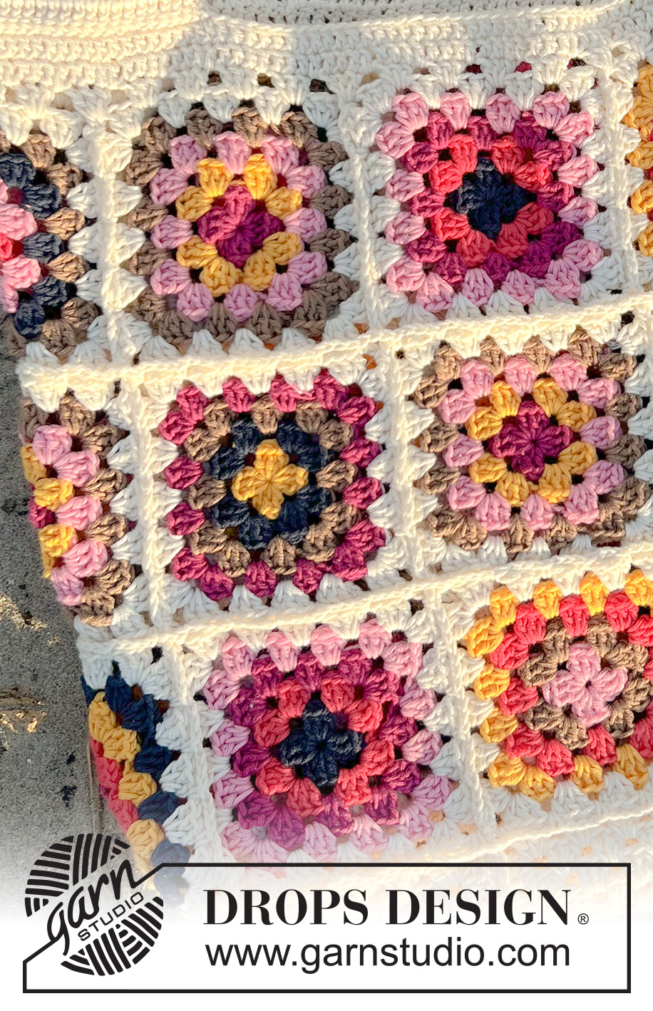 Tuscan Tiles Tote / DROPS 238-4 - Gehaakte tas in DROPS Safran. Het werk wordt gehaakt met oma vierkanten.