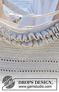 The Fringe Bag / DROPS 238-6 - Hæklet taske i DROPS Cotton Light. Arbejdet hækles nedefra og op med hulmønster og flæsekant.