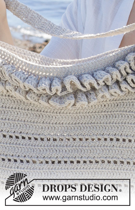 The Fringe Bag / DROPS 238-6 - Hæklet taske i DROPS Cotton Light. Arbejdet hækles nedefra og op med hulmønster og flæsekant.