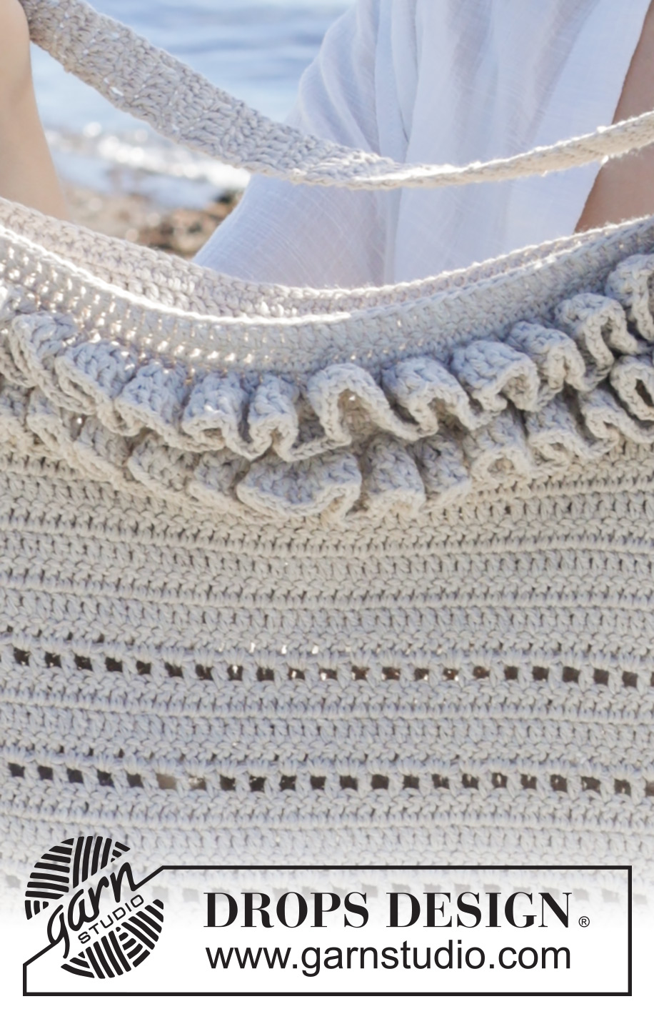 The Fringe Bag / DROPS 238-6 - Hæklet taske i DROPS Cotton Light. Arbejdet hækles nedefra og op med hulmønster og flæsekant.