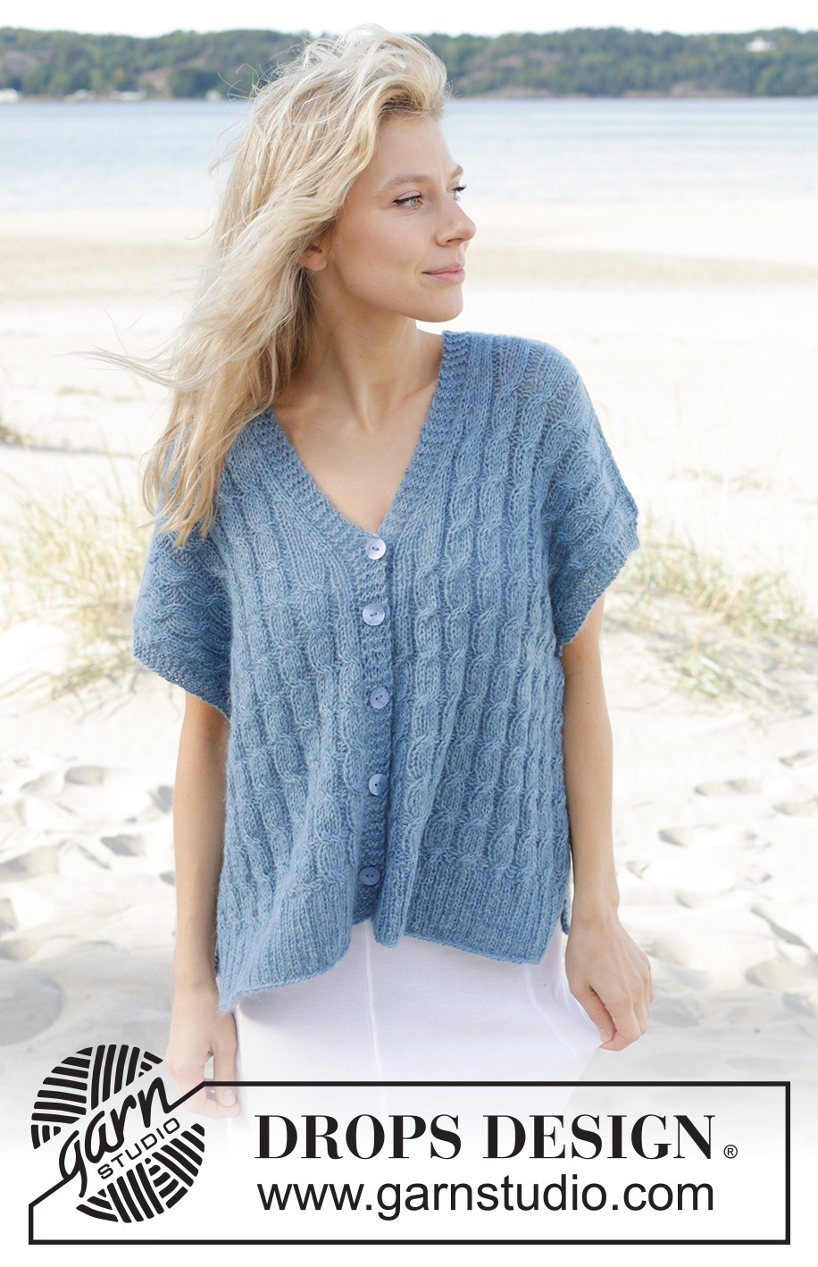 Swirling Sea Vest / DROPS 239-13 - Gilet sans manches oversize tricoté de bas en haut avec torsades, fente sur les côtés, épaules biaisées et col V, en DROPS Flora et DROPS Kid-Silk. Du XS au XXL.