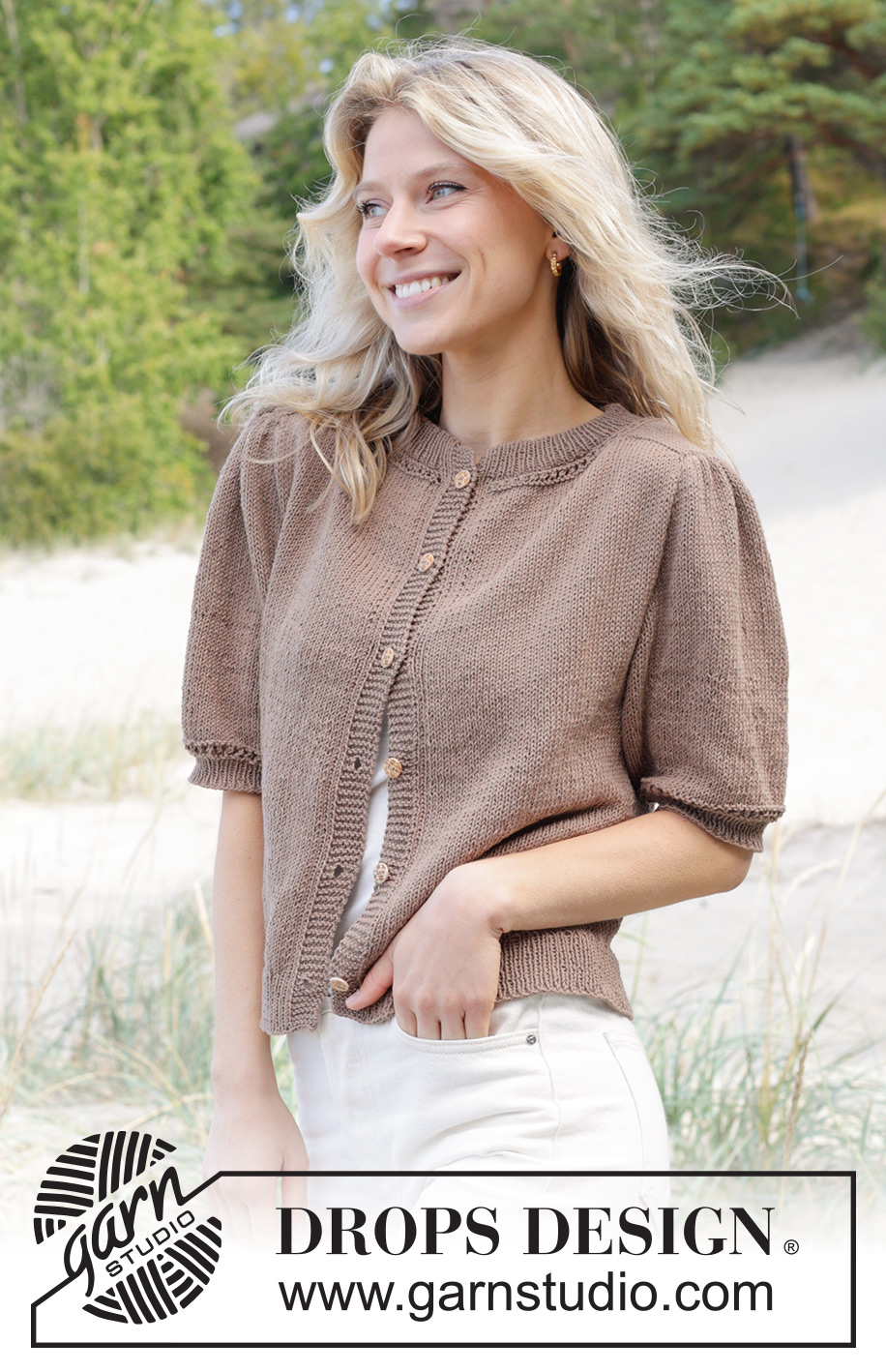 Sherwood Smiles Cardigan / DROPS 239-15 - Gestrickte Jacke mit kurzen Ärmeln in DROPS Safran. Die Arbeit wird von oben nach unten glatt rechts mit doppelter Halsblende, Sattelschulterzunahmen und kurzen Puffärmeln gestrickt. Größe S - XXXL.