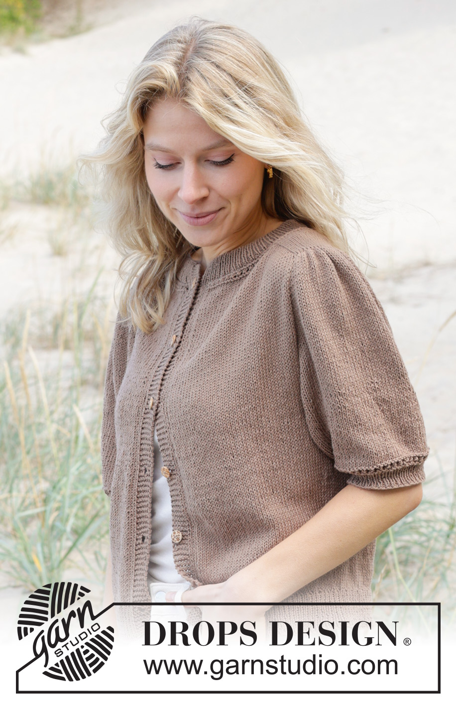 Sherwood Smiles Cardigan / DROPS 239-15 - Gestrickte Jacke mit kurzen Ärmeln in DROPS Safran. Die Arbeit wird von oben nach unten glatt rechts mit doppelter Halsblende, Sattelschulterzunahmen und kurzen Puffärmeln gestrickt. Größe S - XXXL.