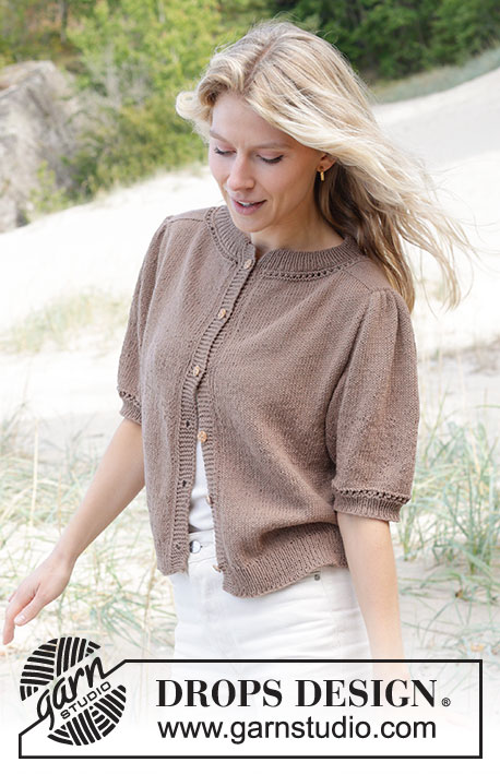 Sherwood Smiles Cardigan / DROPS 239-15 - Gestrickte Jacke mit kurzen Ärmeln in DROPS Safran. Die Arbeit wird von oben nach unten glatt rechts mit doppelter Halsblende, Sattelschulterzunahmen und kurzen Puffärmeln gestrickt. Größe S - XXXL.