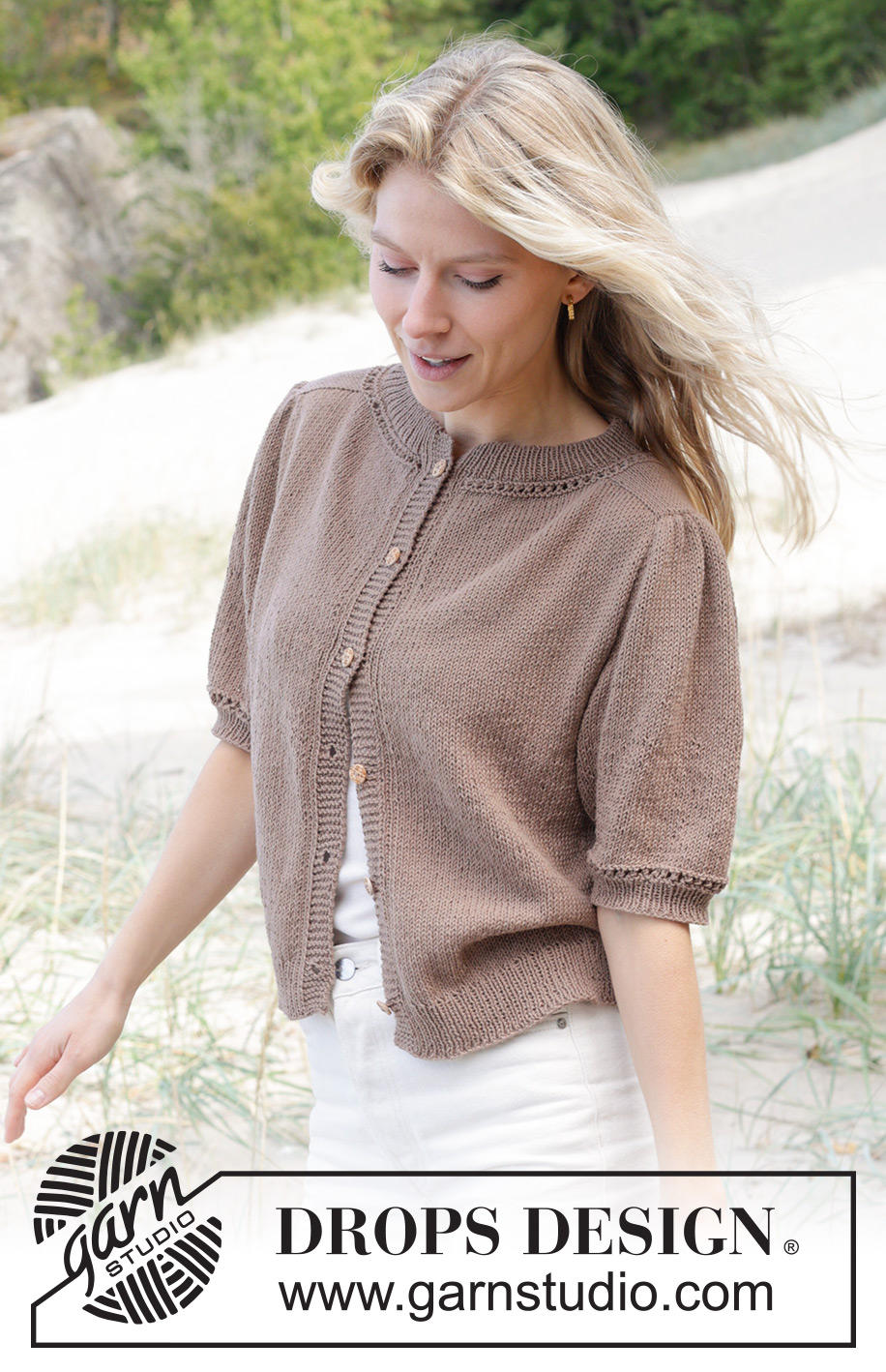 Sherwood Smiles Cardigan / DROPS 239-15 - Gestrickte Jacke mit kurzen Ärmeln in DROPS Safran. Die Arbeit wird von oben nach unten glatt rechts mit doppelter Halsblende, Sattelschulterzunahmen und kurzen Puffärmeln gestrickt. Größe S - XXXL.