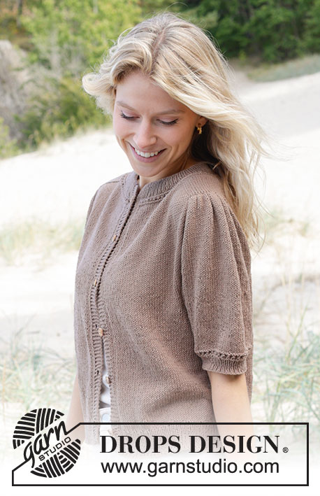Sherwood Smiles Cardigan / DROPS 239-15 - Gestrickte Jacke mit kurzen Ärmeln in DROPS Safran. Die Arbeit wird von oben nach unten glatt rechts mit doppelter Halsblende, Sattelschulterzunahmen und kurzen Puffärmeln gestrickt. Größe S - XXXL.